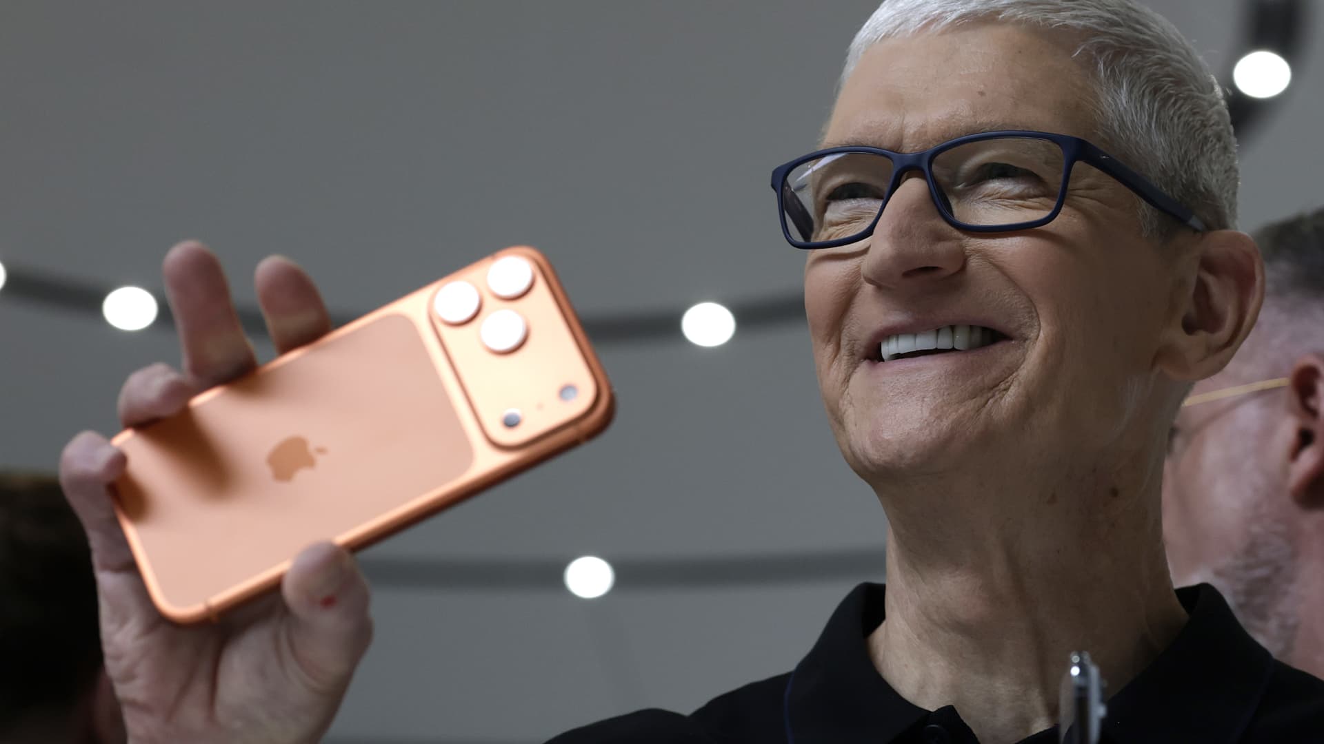 Apple reports earnings and revenue beat, boosted by services business
