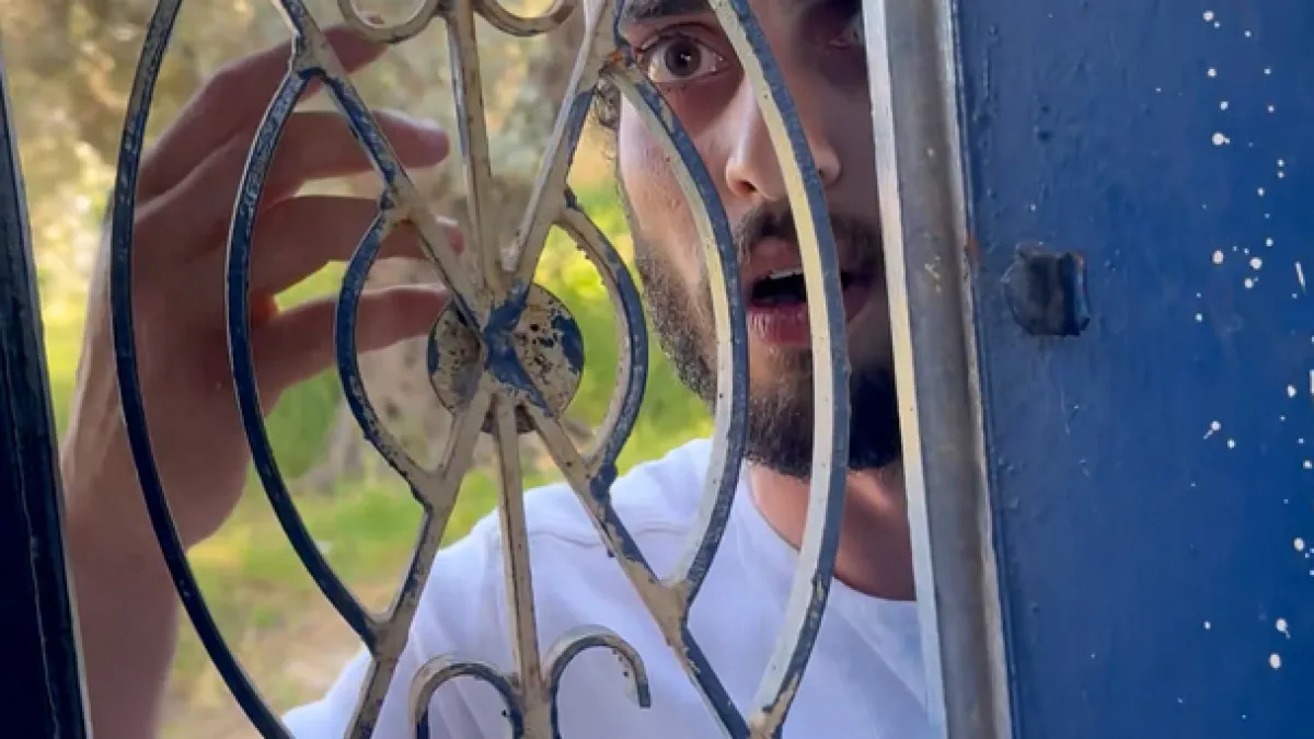 Israeli settler attacks Hebron activist’s home as soldier looks on