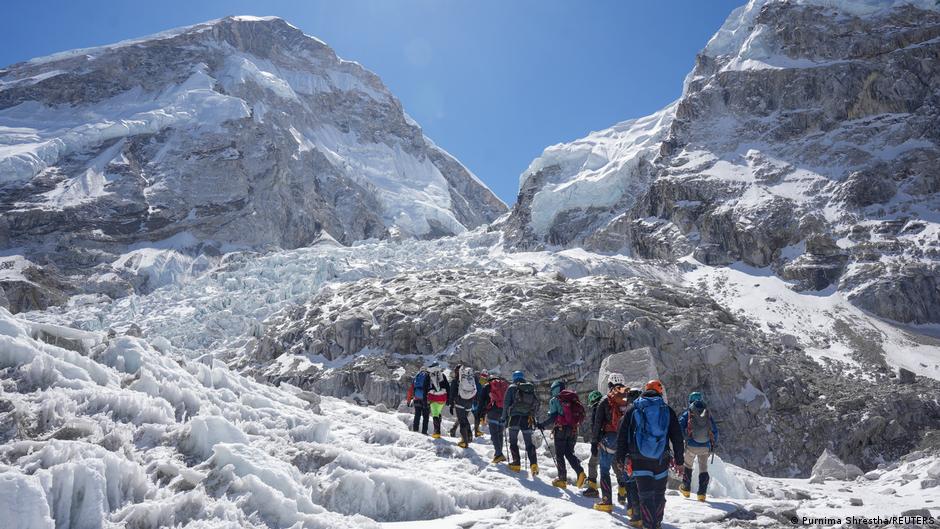 Nepal: Mount Everest ice block obstructs large group of spring climbers