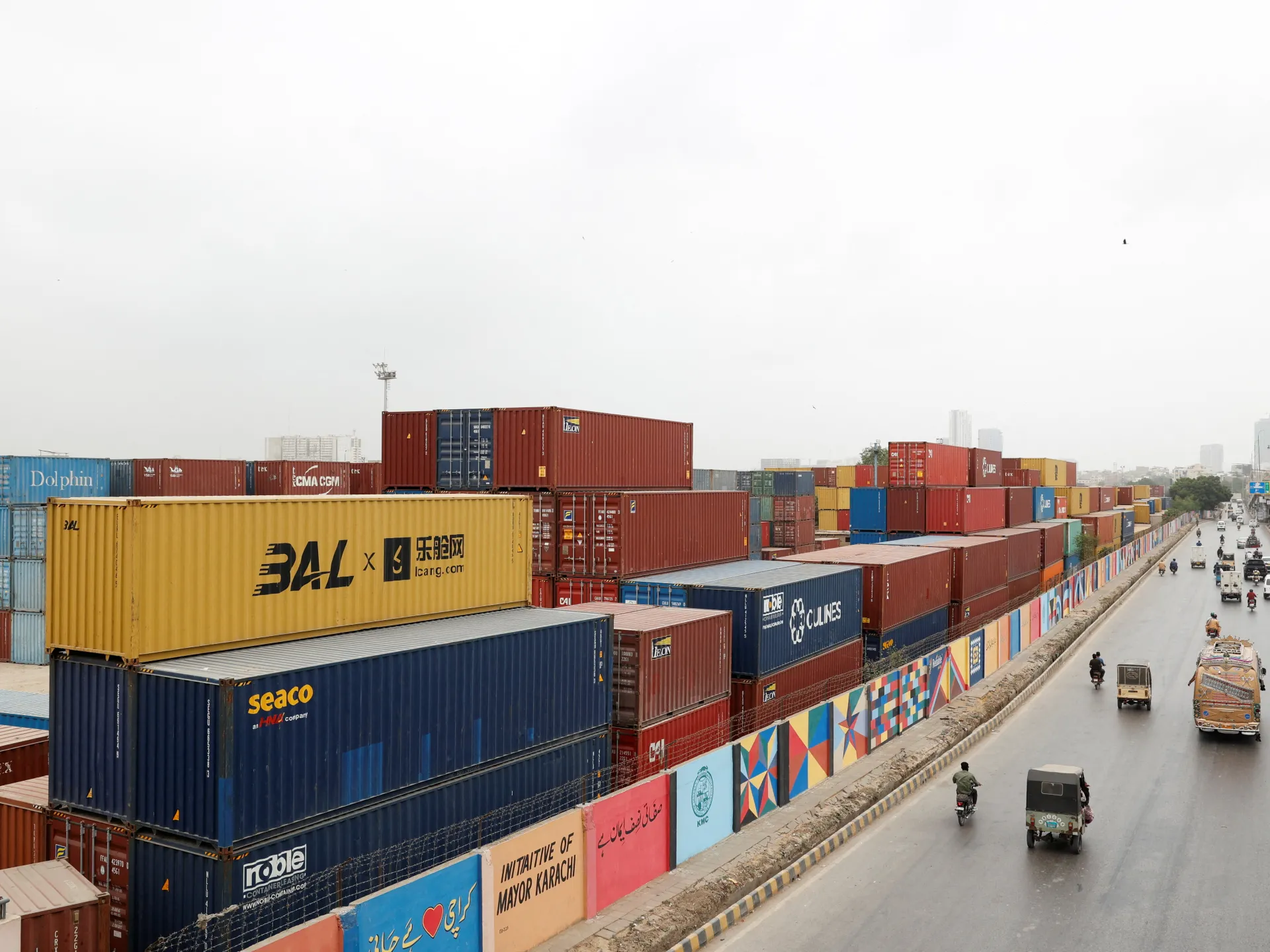 Pakistan opens up road trade routes into Iran amid Hormuz blockade