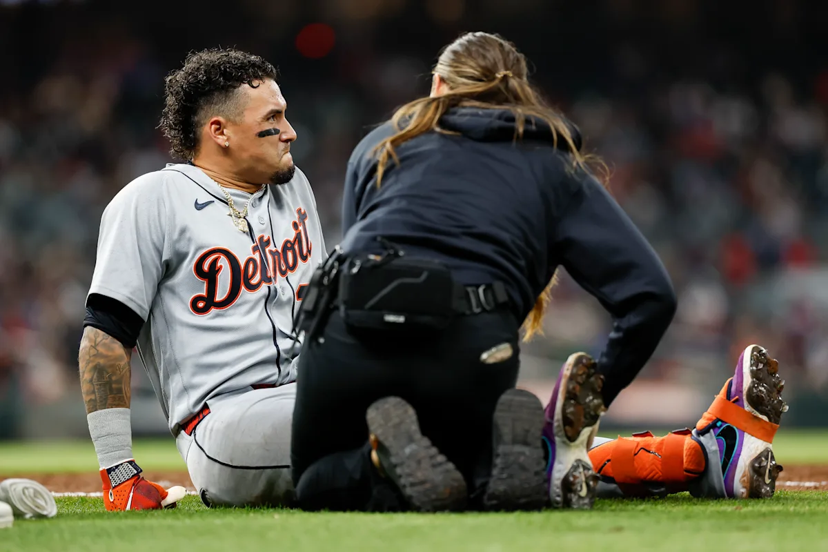 Tigers' Javier Báez carted off field after 'scary' injury on awkward slide into first base