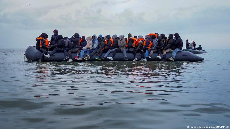 UK and France formalise three-year pact to tighten Channel border controls