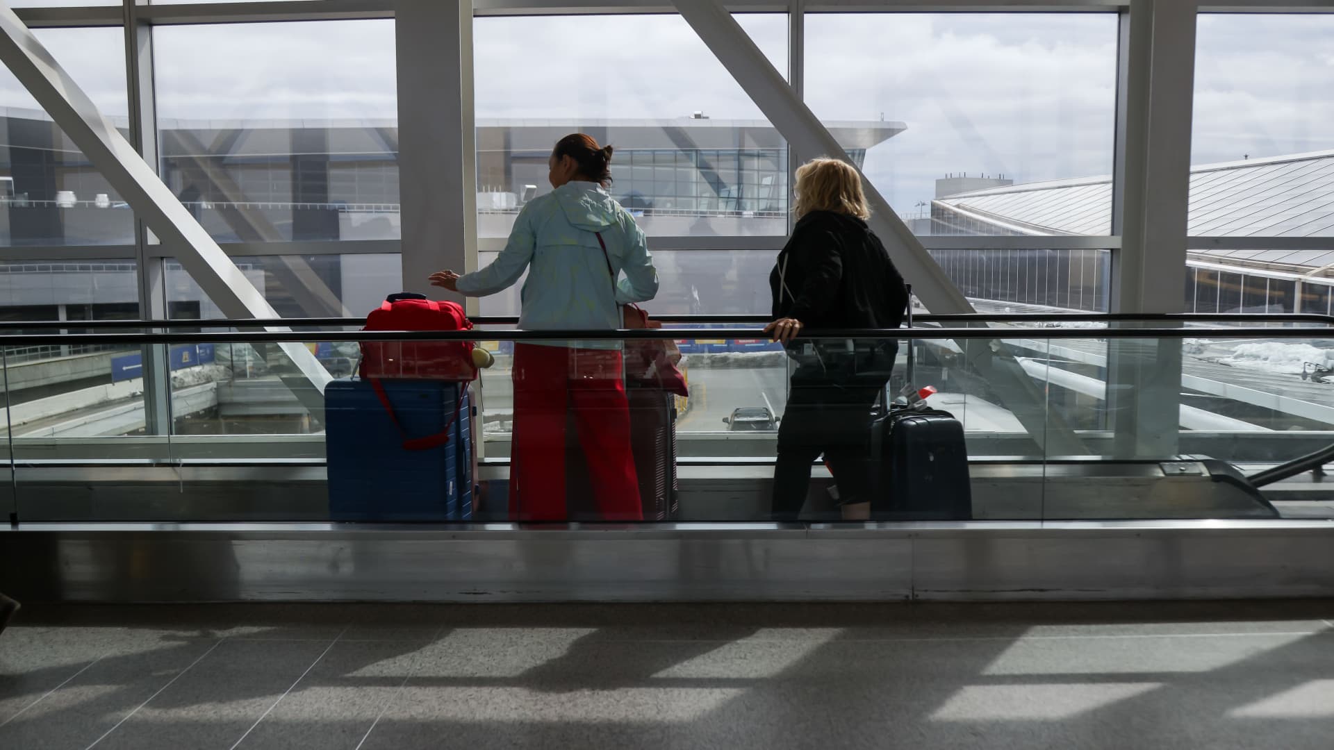 Airfare amid Iran war: Buy now or wait out the conflict? Experts weigh the risks