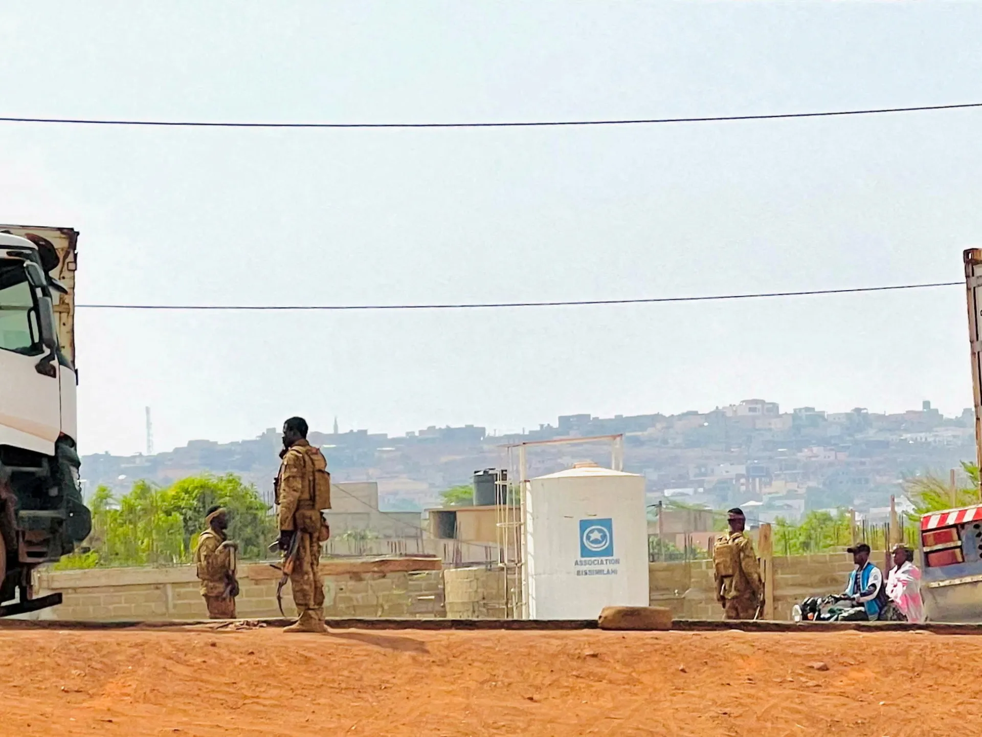 Al-Qaeda-linked fighters storm Mali prison, block food supplies to Bamako