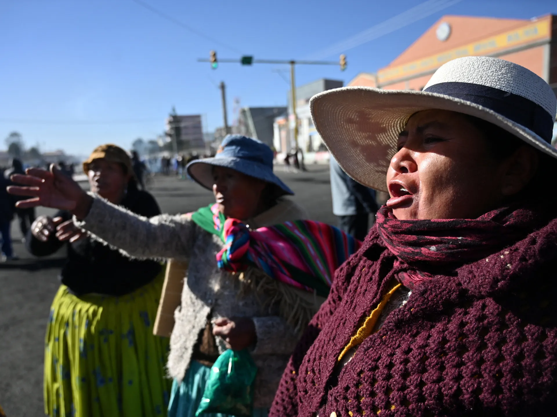 Bolivia launches early-morning crackdown on roadblocks outside La Paz