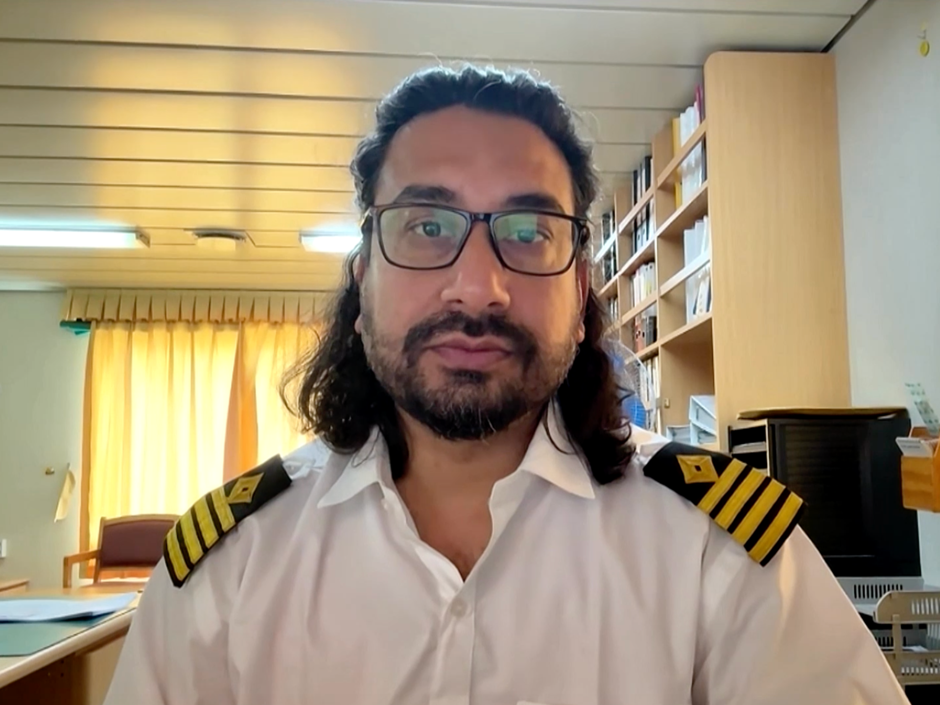Captain warns ‘no ship will be a hero’ by risking Hormuz transit