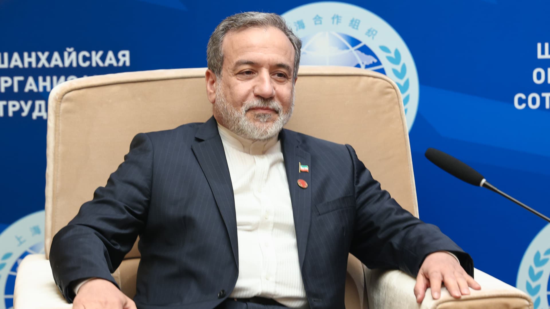 China hosts Iran's top diplomat just days ahead of Trump's high-stakes visit