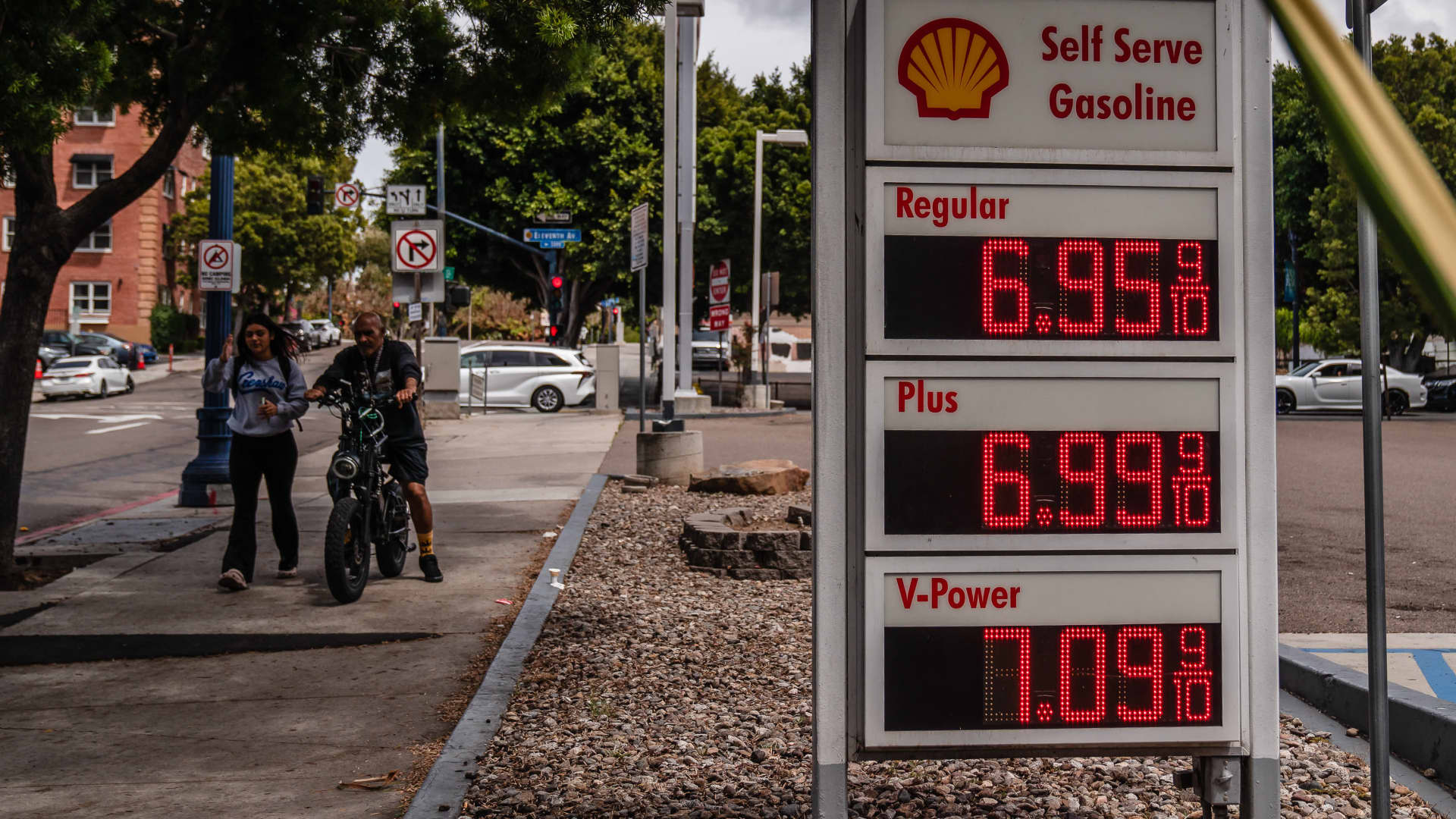 Consumer sentiment falls to fresh record low in May as surging gas prices hit outlook
