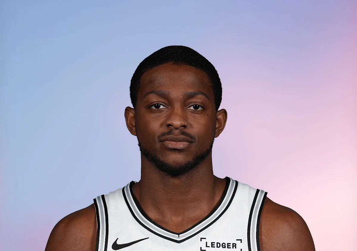 De'Aaron Fox exits game temporarily after Luguentz Dort dives onto his leg