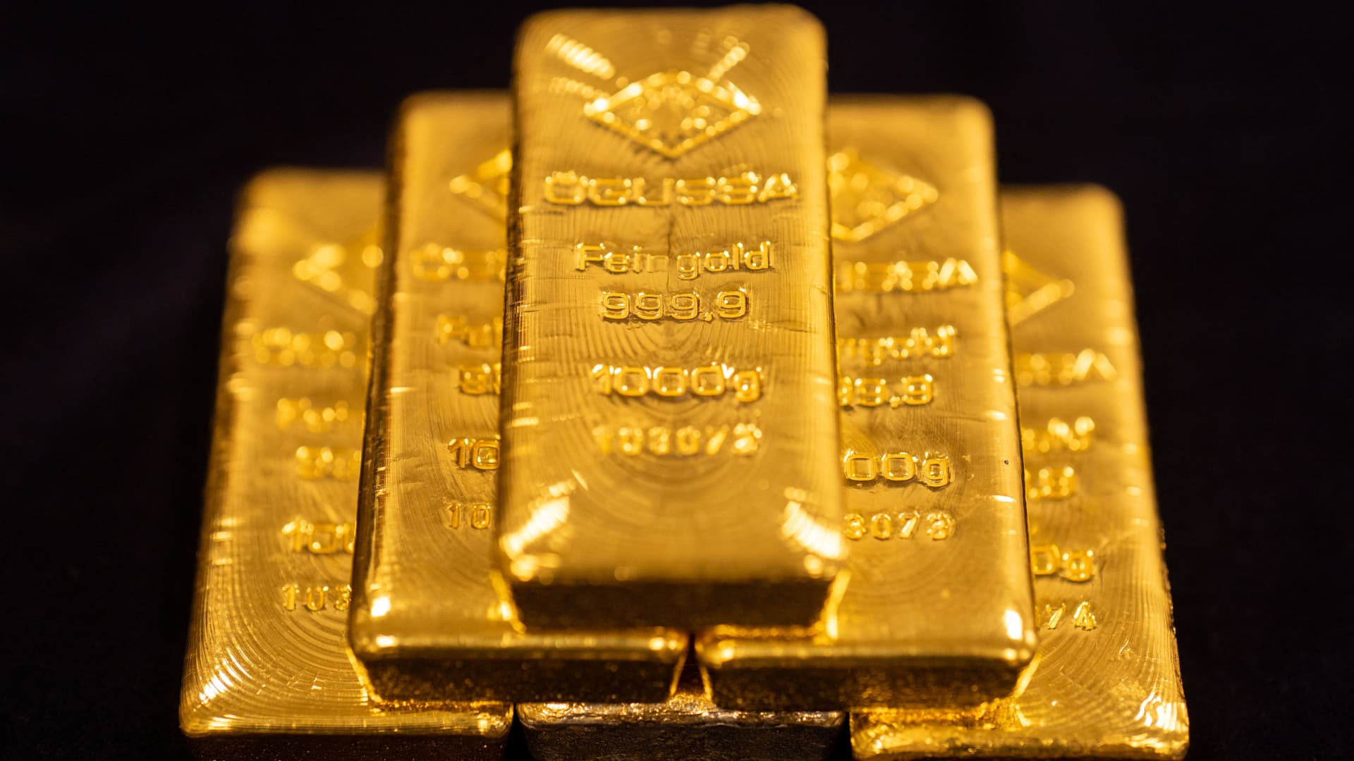 Gold tumbles to two-month low as inflation hedge status fades