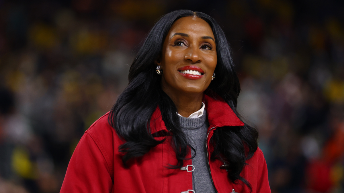 
                        Hall of Famer, Sparks legend Lisa Leslie to be honored with statue outside arena: 'A cultural icon'
                    