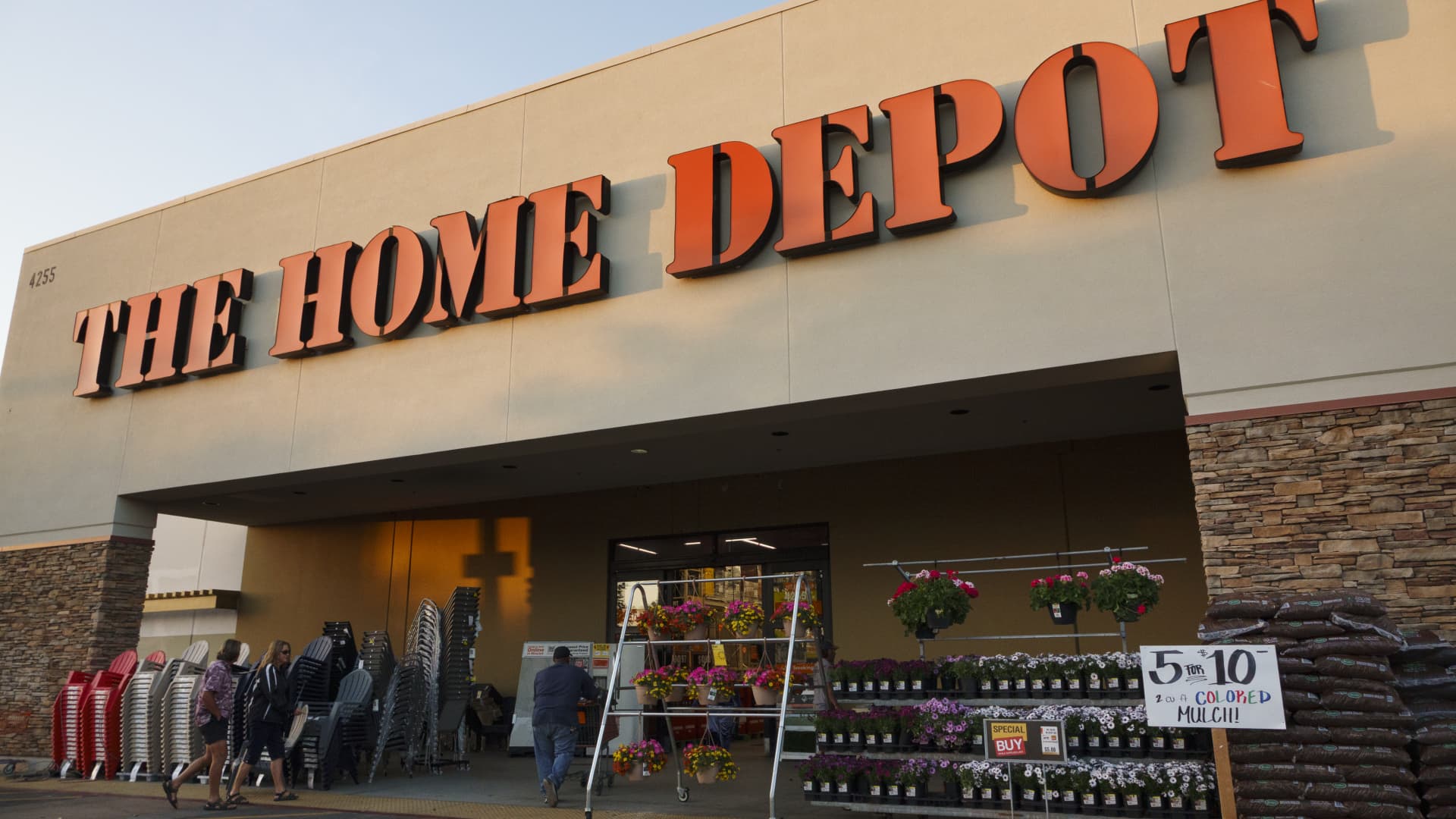 Home Depot says core shopper is resilient in the face of higher gas prices, sales rise 5%