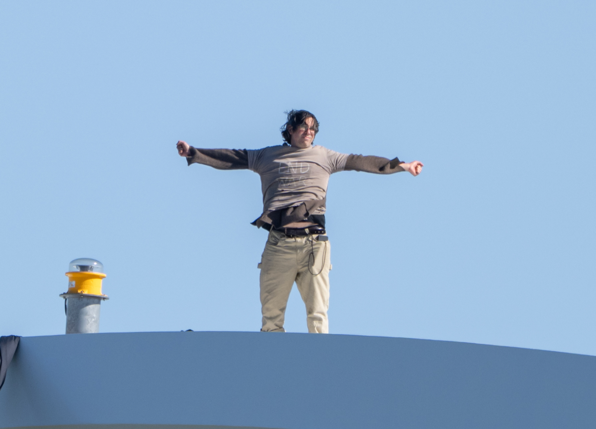 Iran war protester speaks to Al Jazeera from top of Washington bridge