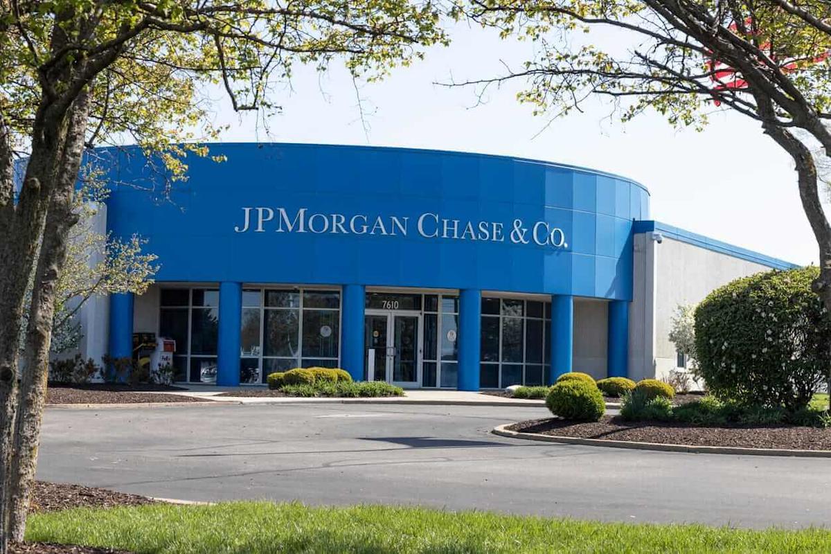 JPMorgan Chase Stock: Is JPM Outperforming the Financial Sector?