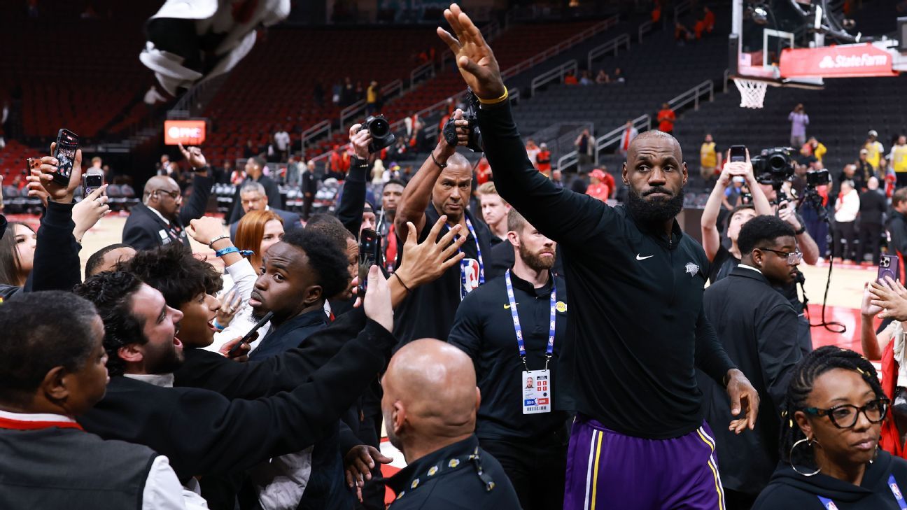 Lakers blow out Rockets, advance to face Thunder