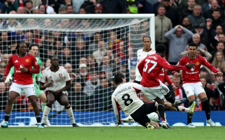 Man Utd beat Liverpool to secure Champions League place