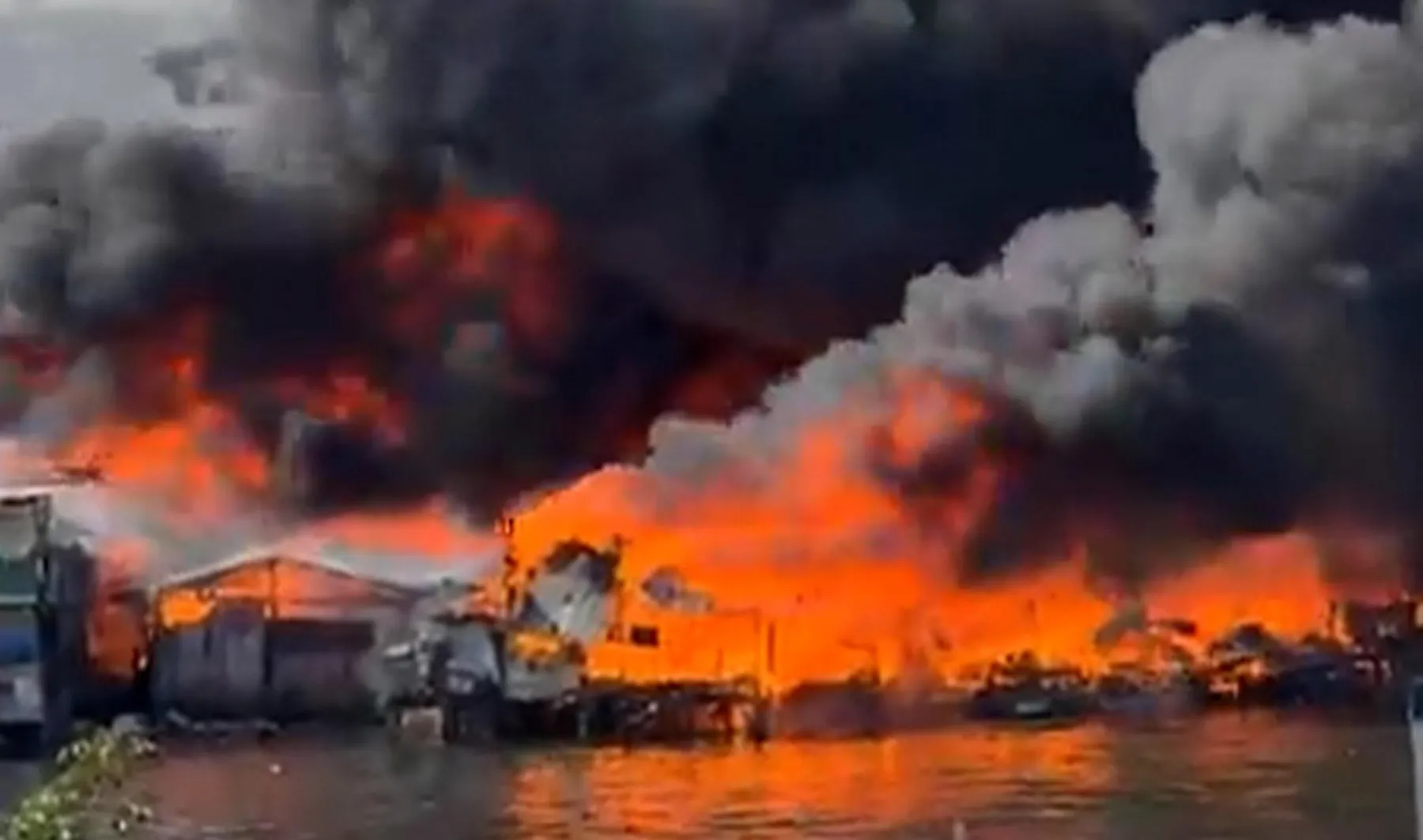 Massive fire engulfs residential area in the Philippine capital