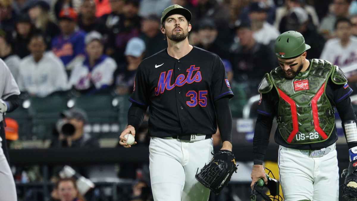 
                        Mets pitcher Clay Holmes will be out 'a long time' after breaking leg on 111 mph comebacker vs. Yankees
                    