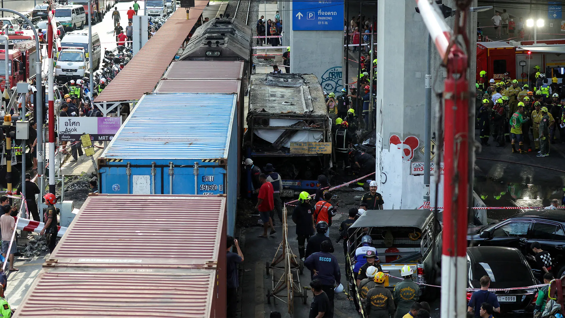 Moment of deadly train crash in Bangkok