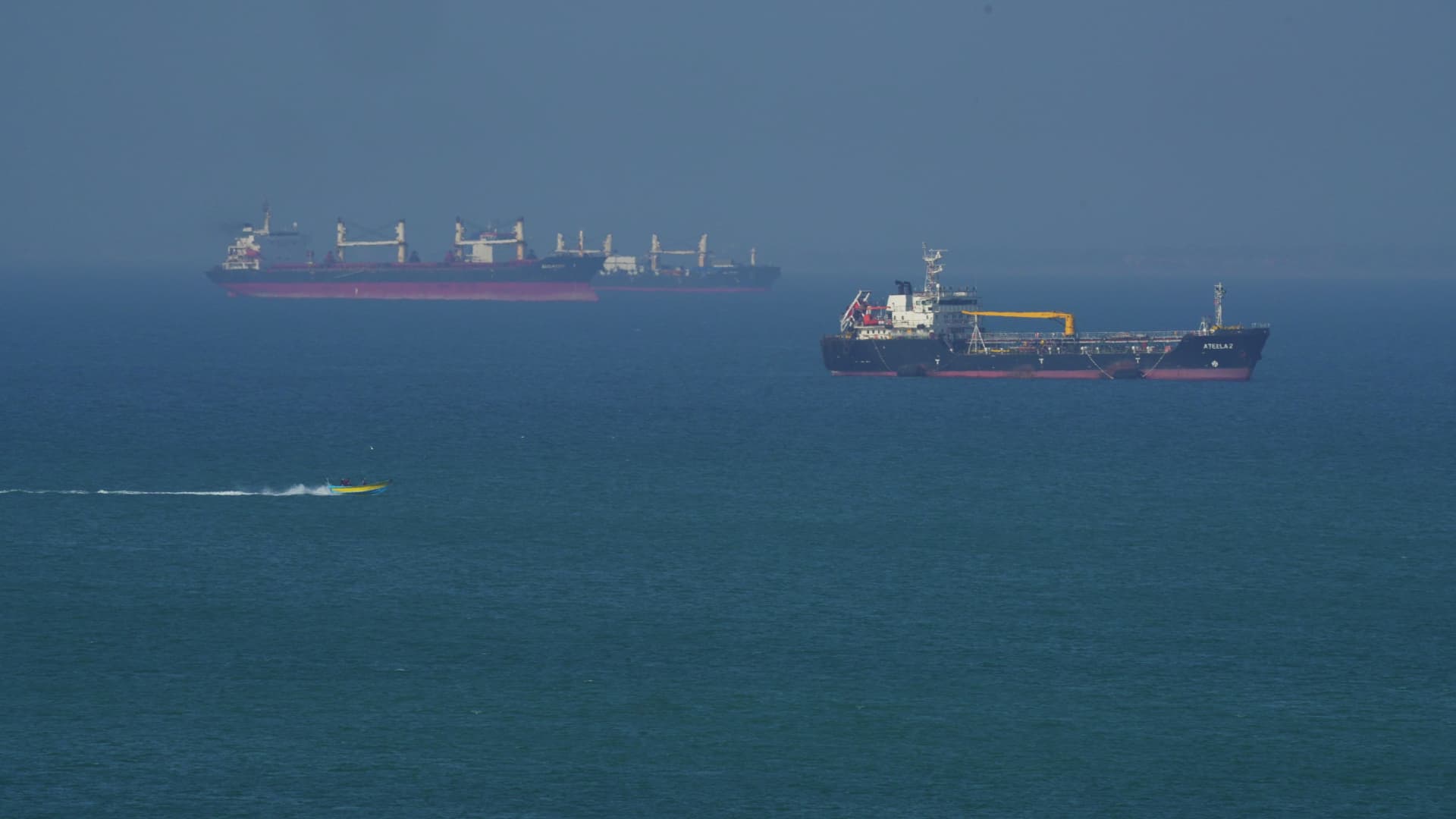 Oil prices fall in choppy trade as Trump plans to 'free' ships stranded due to Mideast conflict