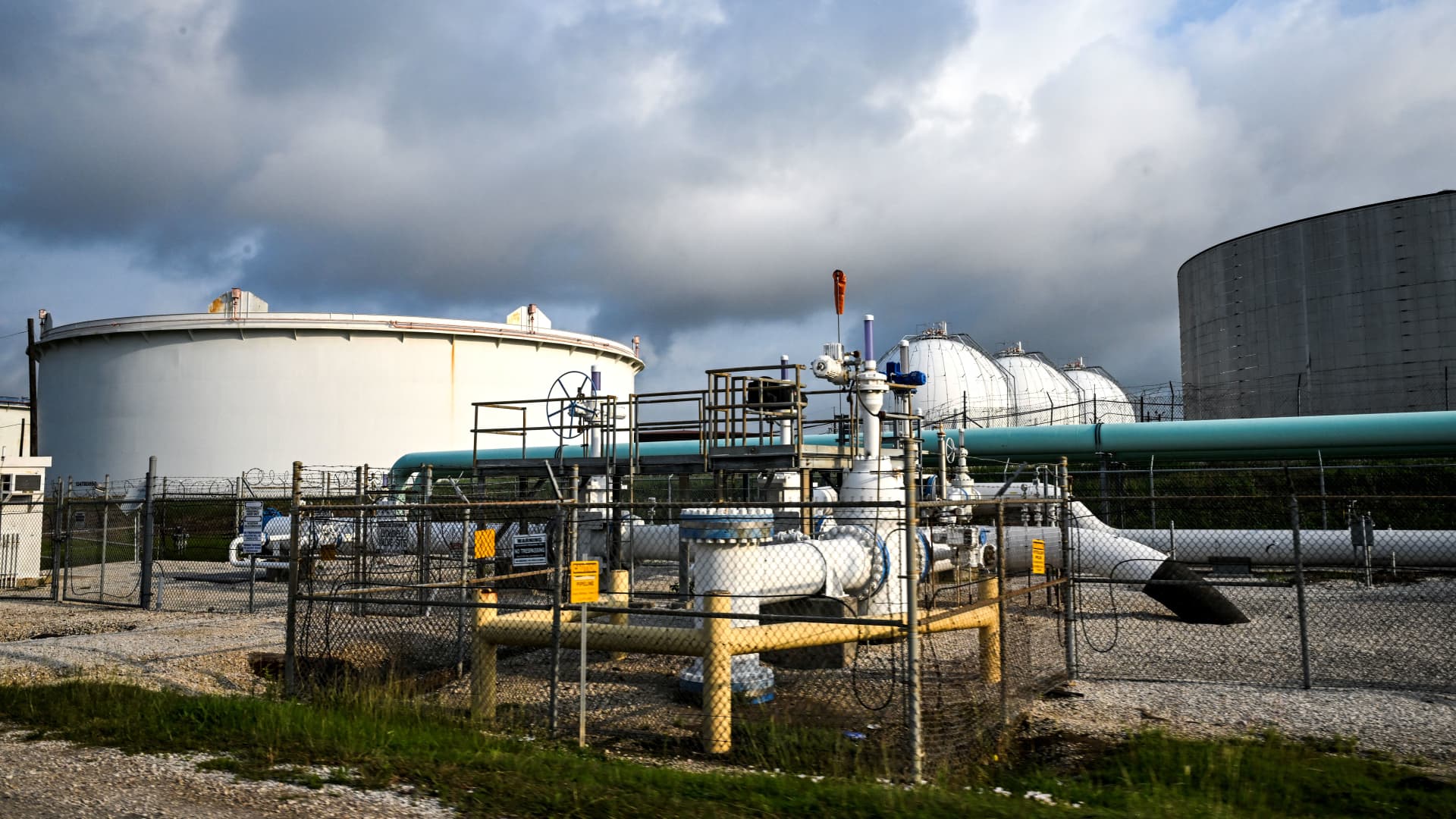 Oil prices fall sharply on report U.S. and Iran closing in on a deal to end war