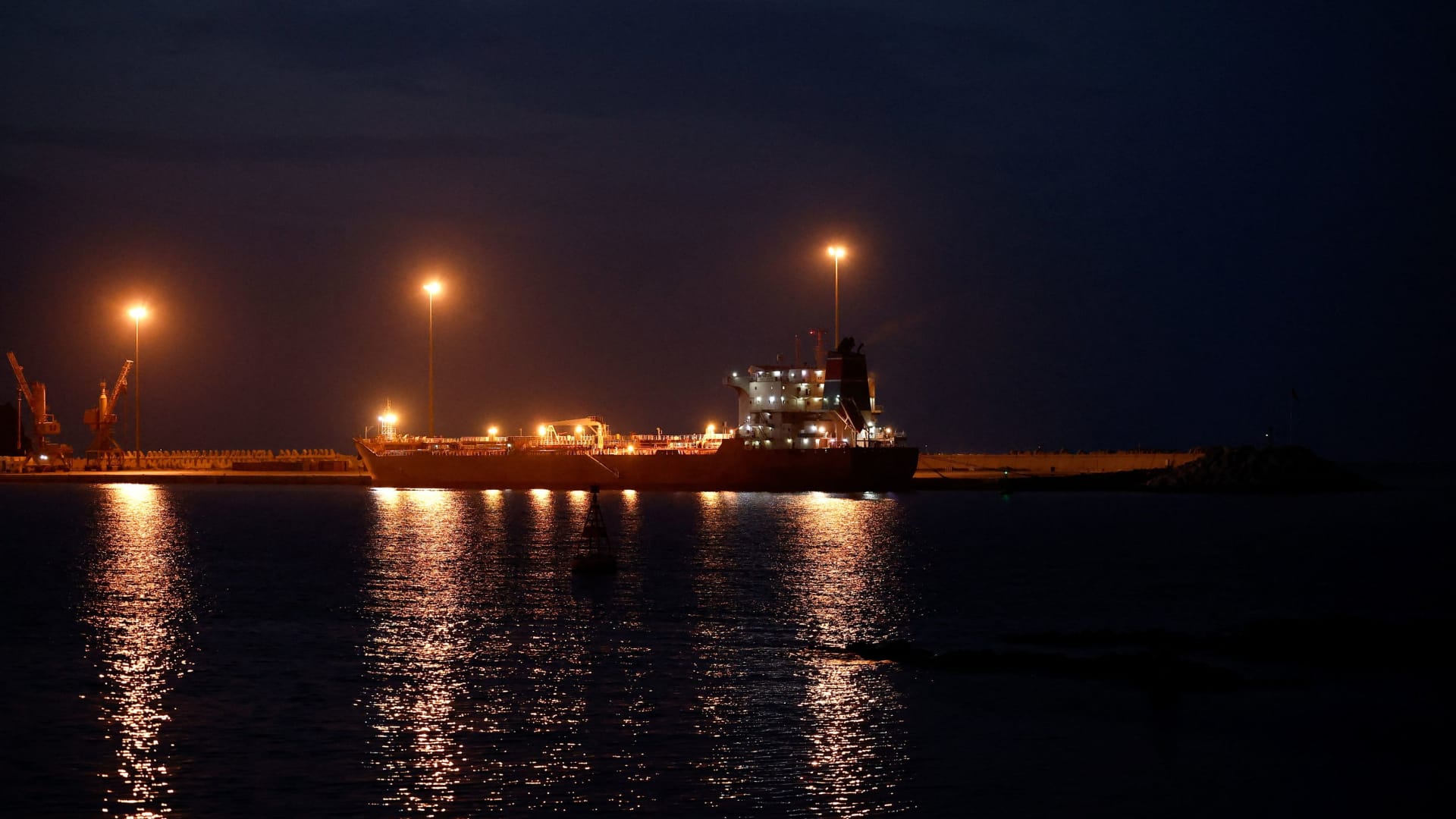 Oil rises as Iran-U.S. deadlocked peace talks fan fears of extended supply disruption