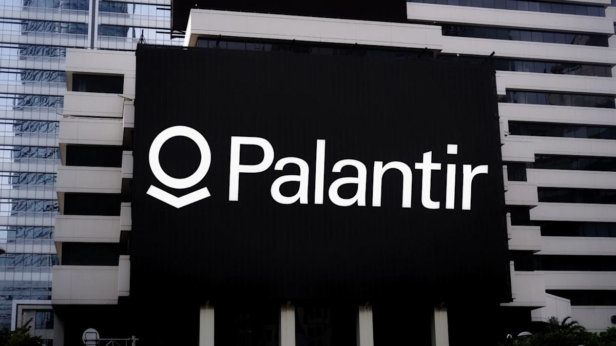 Palantir’s AI Surge Meets Market Correction. Buy the PLTR Stock Dip Now.