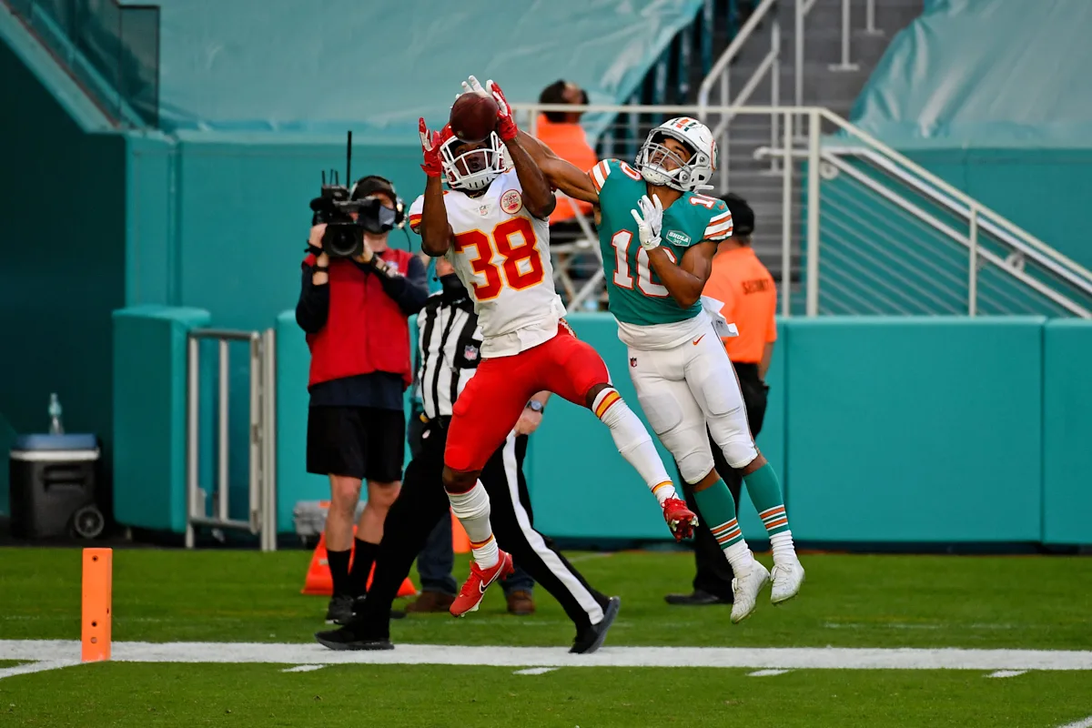 Reunion incoming? L'Jarius Sneed's cryptic tweets spark speculation