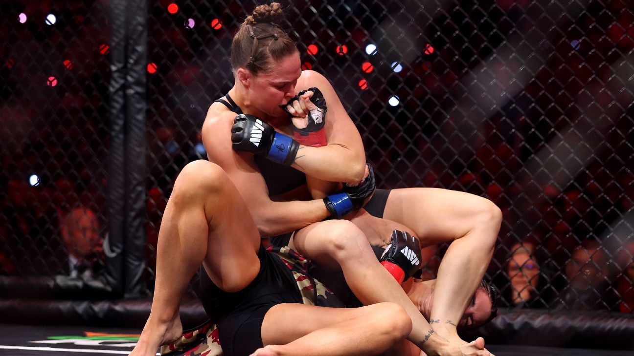 Rousey submits Carano by armbar in 17 seconds