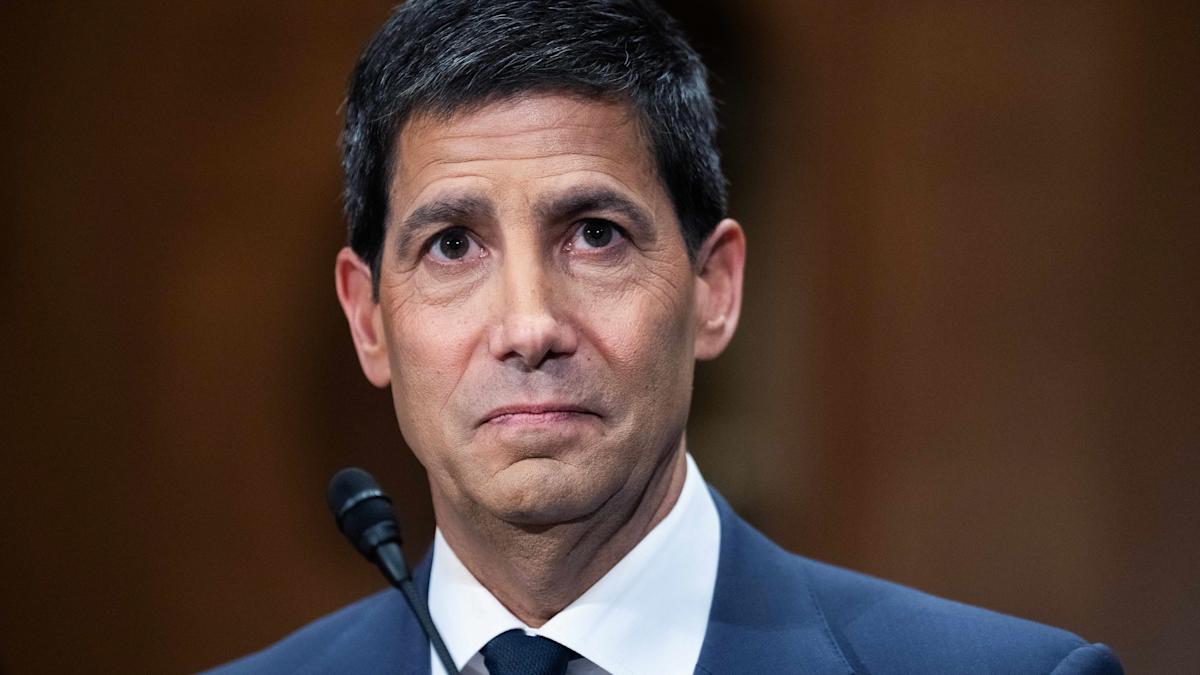 Sen. Elizabeth Warren sends letter to incoming Fed Chair Kevin Warsh to press him on asset divestment