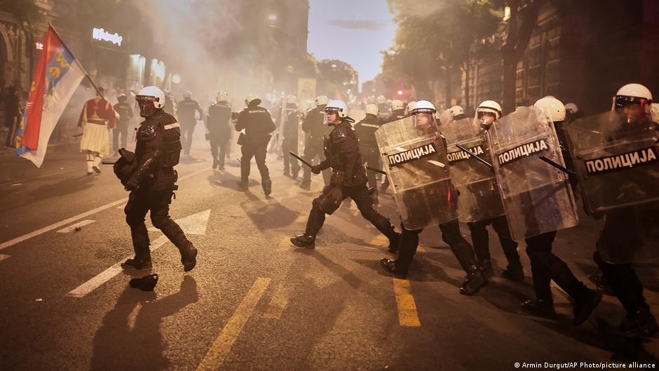 Serbia: Police clash with protesters urging early elections