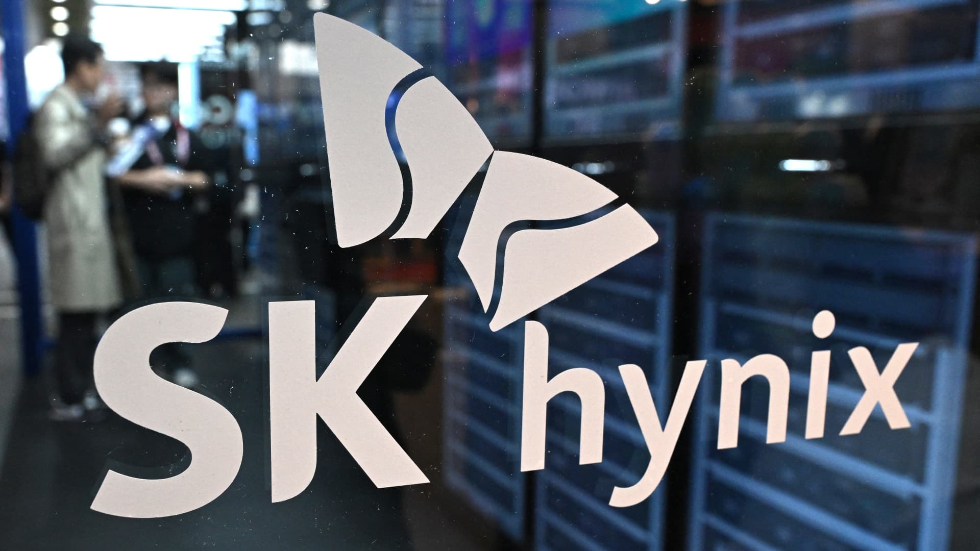 SK Hynix hits $1 trillion valuation as AI boom lifts South Korean chip stocks