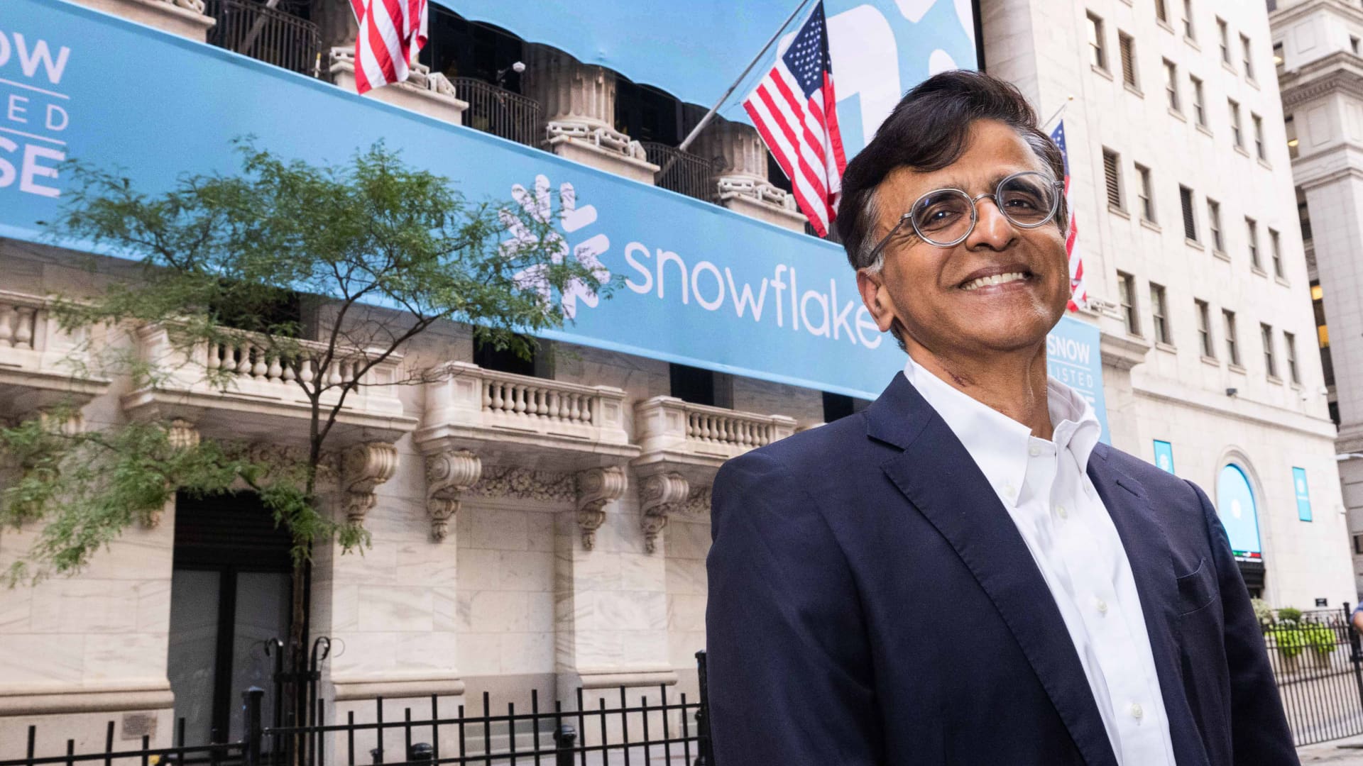Snowflake soars 34% on earnings beat and plan to spend $6 billion on Amazon cloud