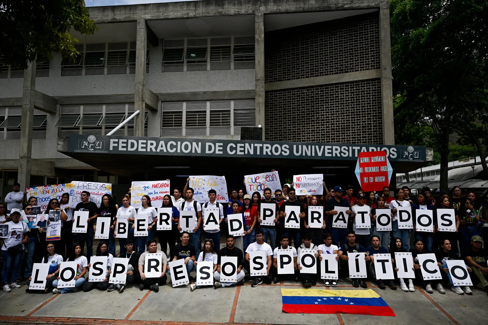 Students in Caracas to demand release of political prisoners