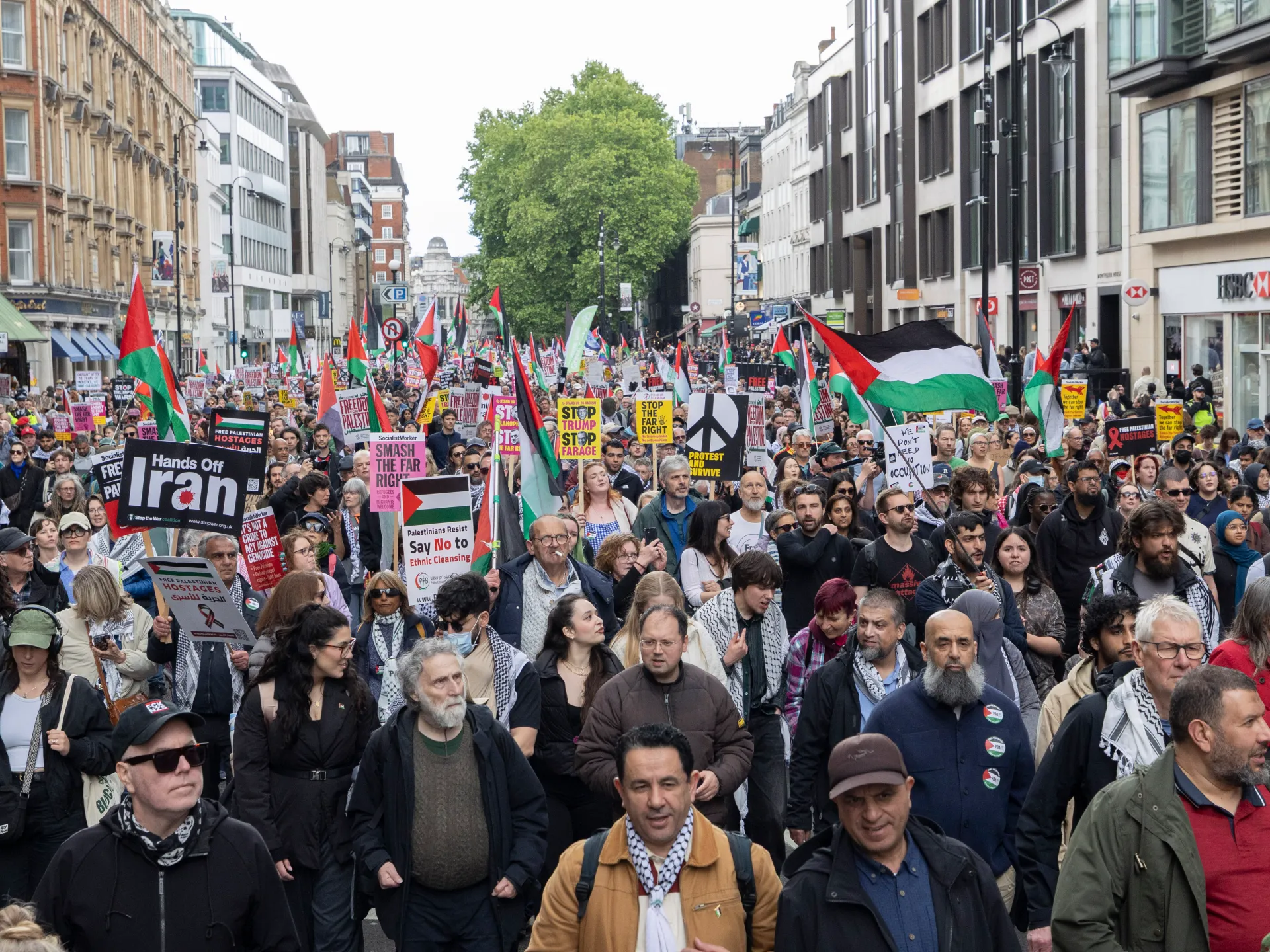 Tens of thousands march in London in far-right and pro-Palestine protests