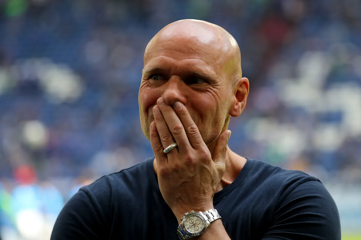 🎥 That's my captain: S04 fan & Legat go wild after goal