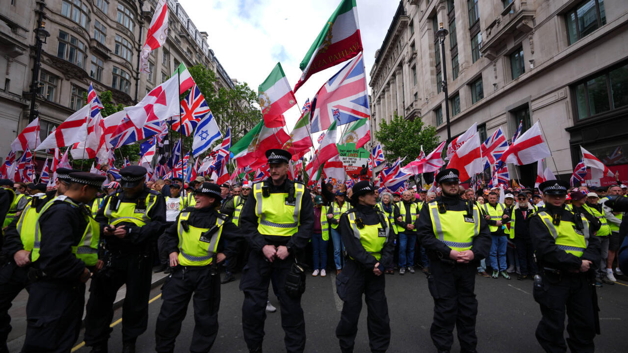 Thousands march in London for far-right, pro-Palestine protests