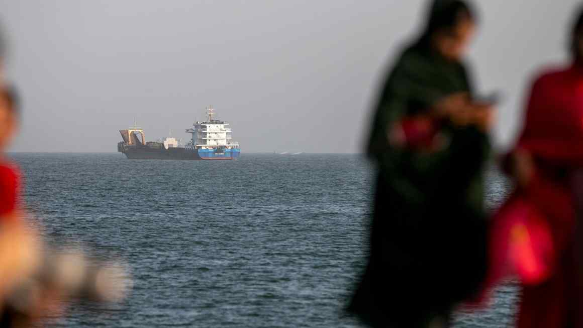 Three supertankers attempt Strait of Hormuz crossing