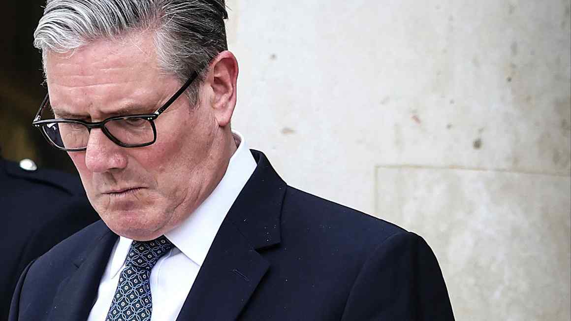UK government bonds and sterling drop as pressure on Starmer grows