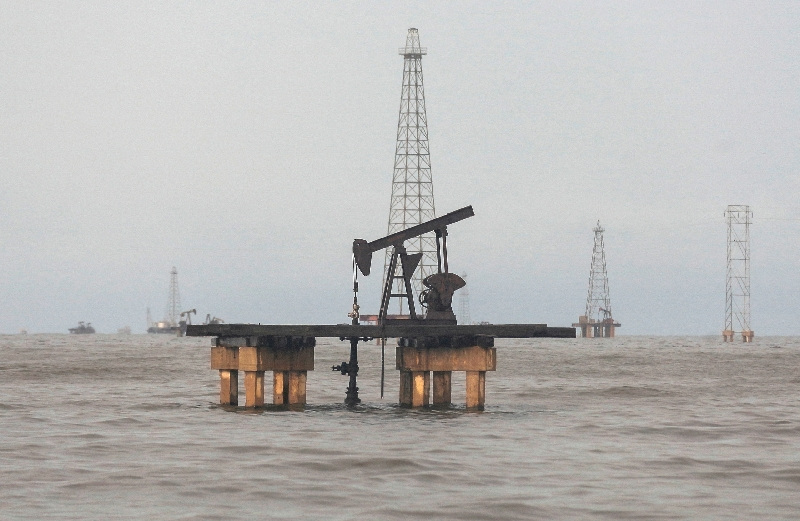 Venezuela's draft oil law lets ministry set tax rates for each project