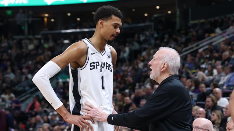 Victor Wembanyama chats with former Spurs coach Gregg Popovich prior to WCF Game 3 vs. Thunder