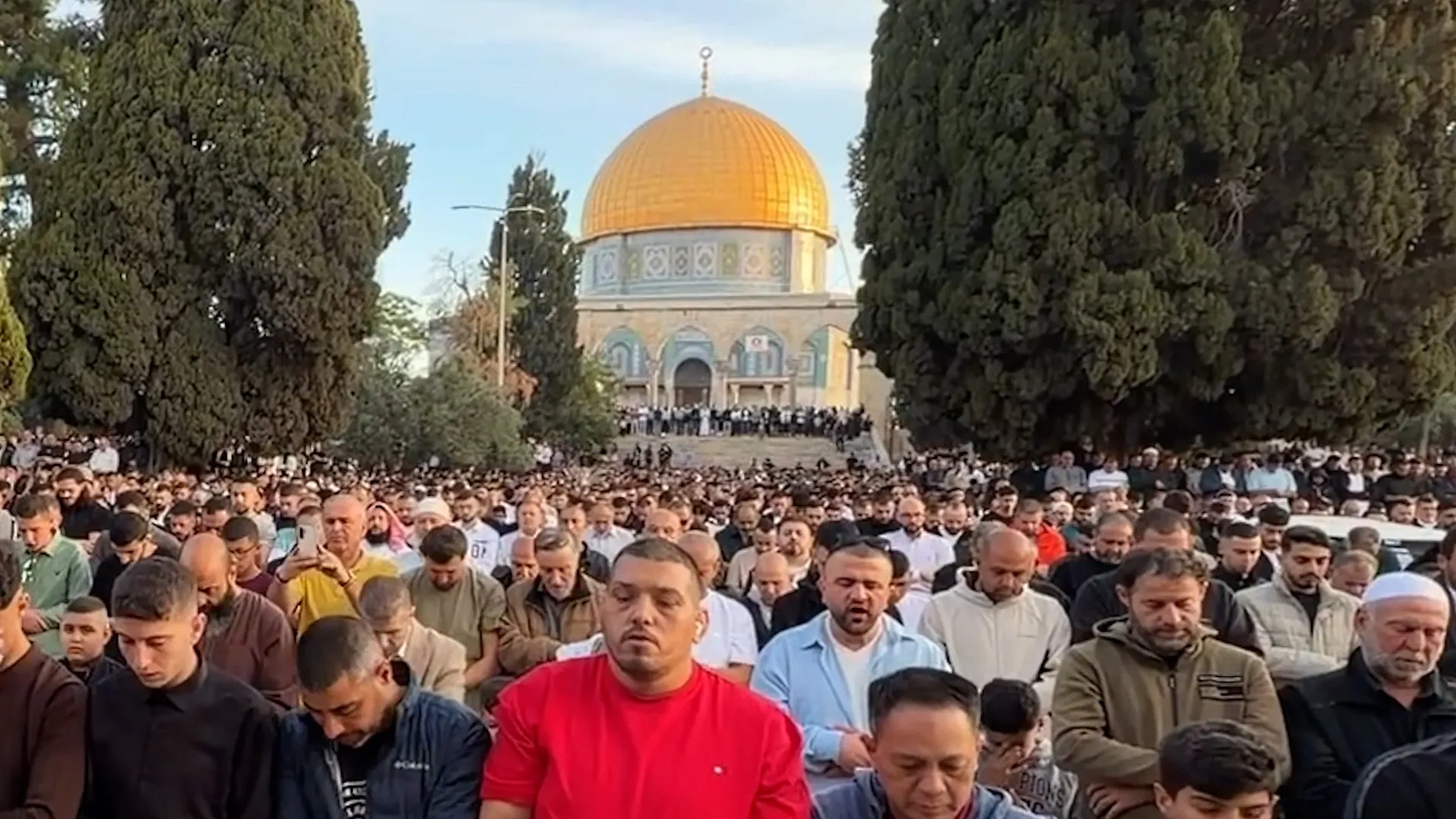 Video: Muslims around the world attend Eid prayers
