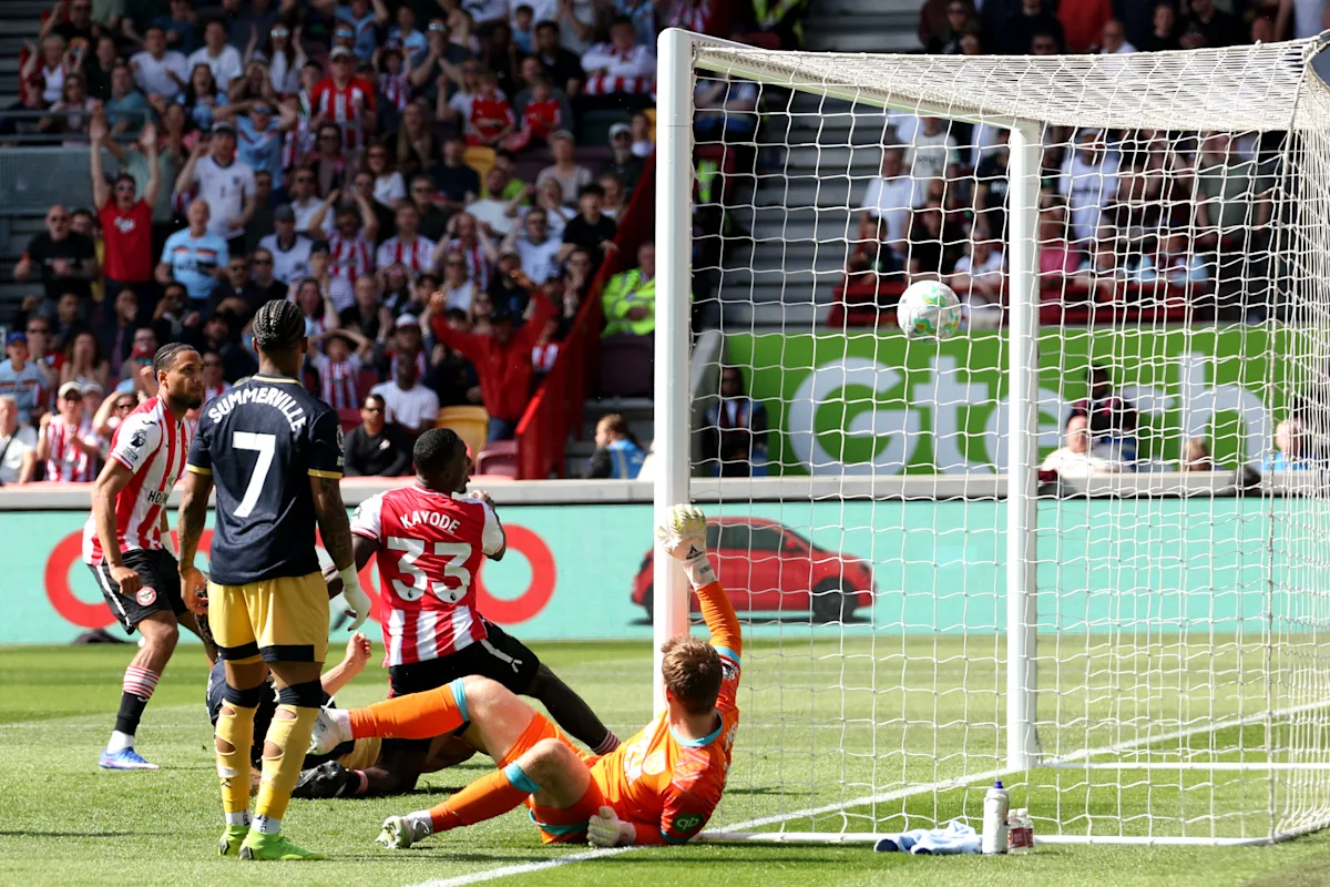 West Ham defender suffers double case of bad luck as Brentford lead 😓