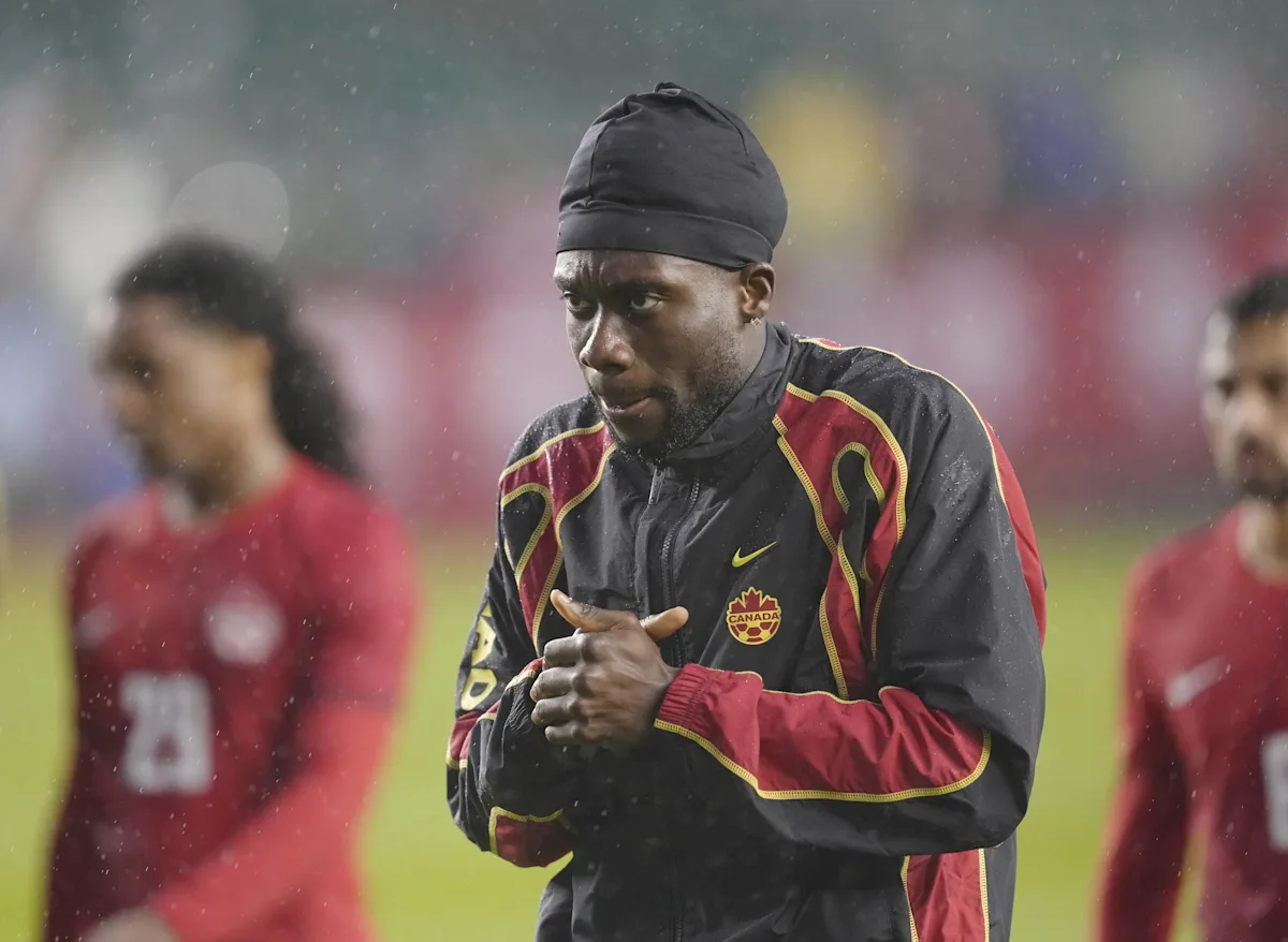 Bayern Munich News: Alphonso Davies on his way out at FC Bayern; FC Barcelona to pay €80M for Harry Kane?; and MORE!