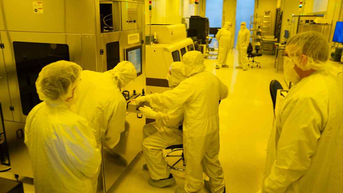 Broadcom loses more than $300bn in market value as revenue forecast disappoints