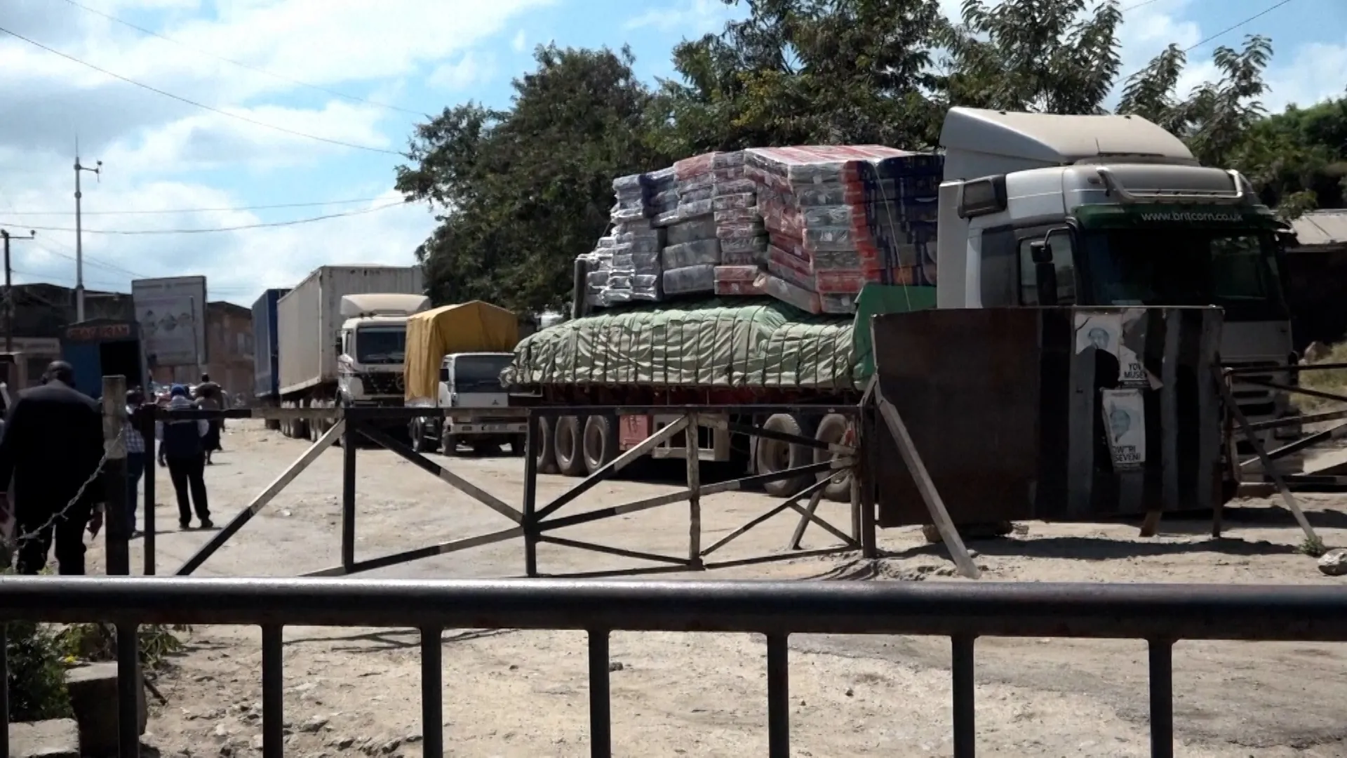 Ebola border shutdown leaves goods rotting between Uganda and DRC