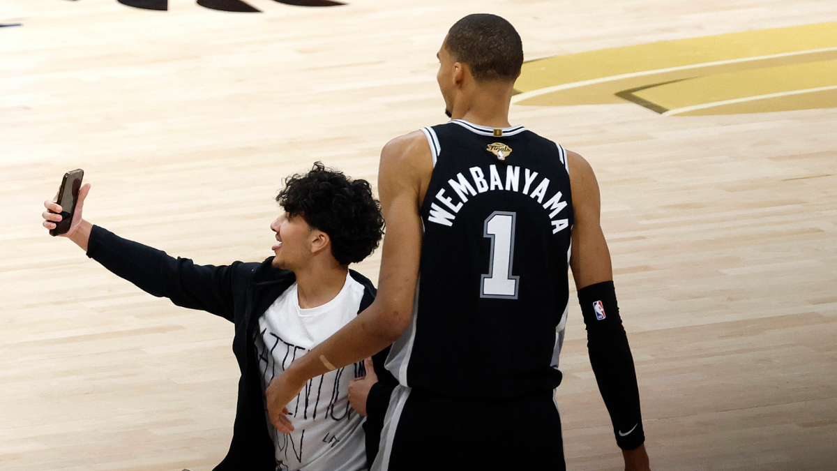 Fan banned from NBA arenas for life after running onto court to take selfie with Victor Wembanyama