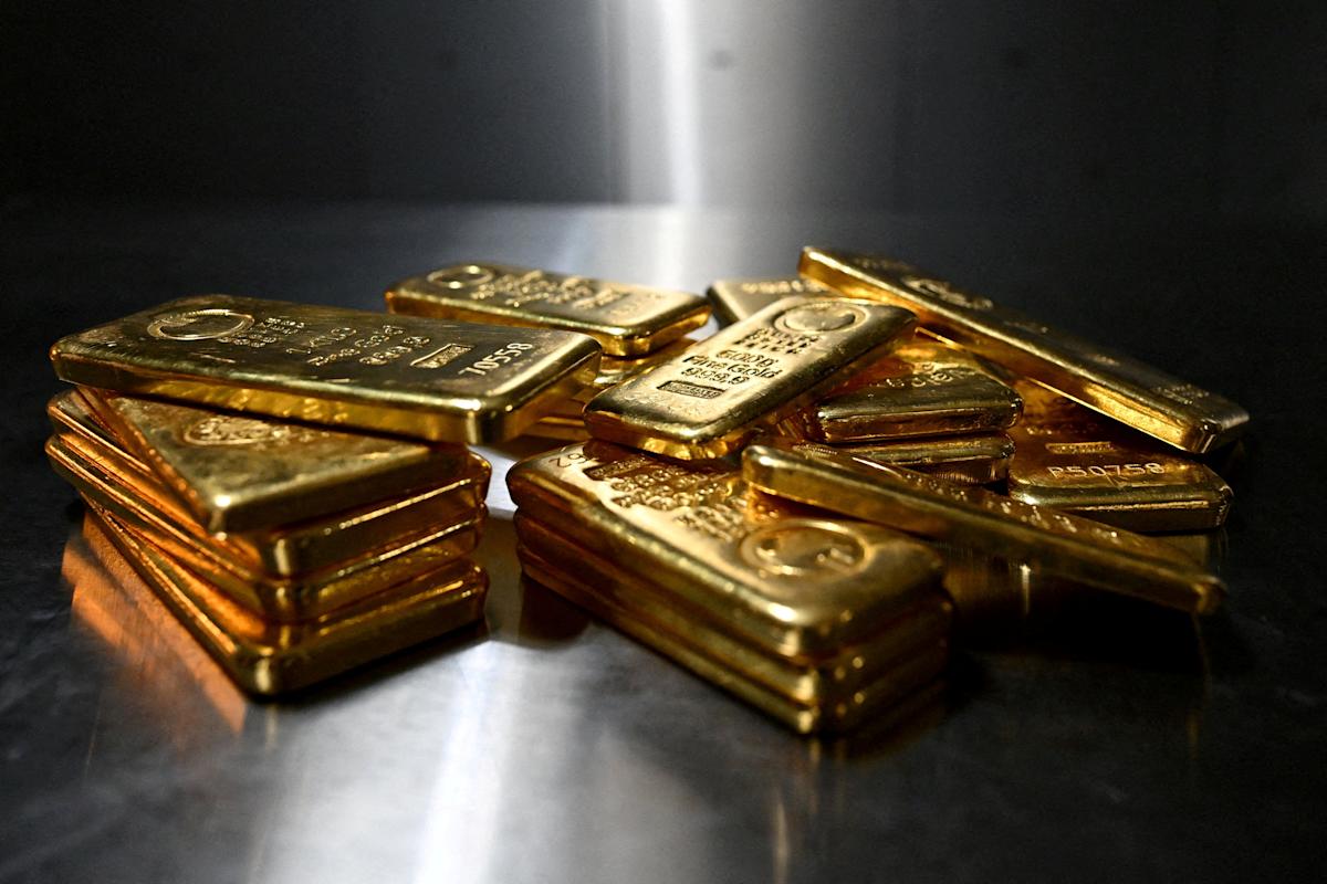 Gold extends losses to more than 3% after crucial inflation report
