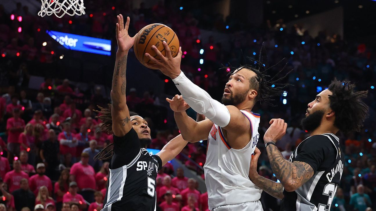 Knicks stay hot, steal Game 1 behind Brunson's 30