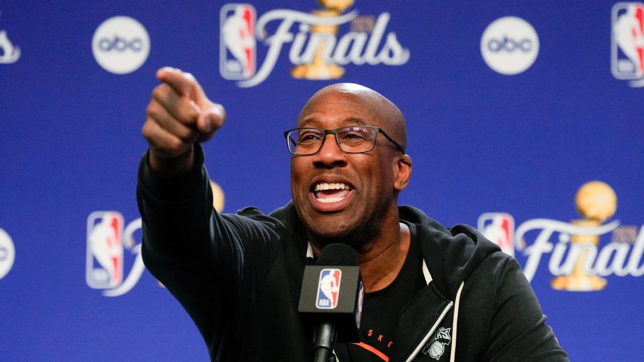 Knicks try to ignore hoopla, focus on G3 at MSG